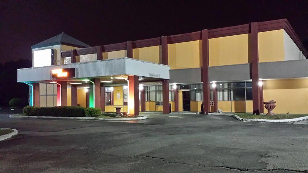 Super 8 By Wyndham Goldsboro Motel Luaran gambar