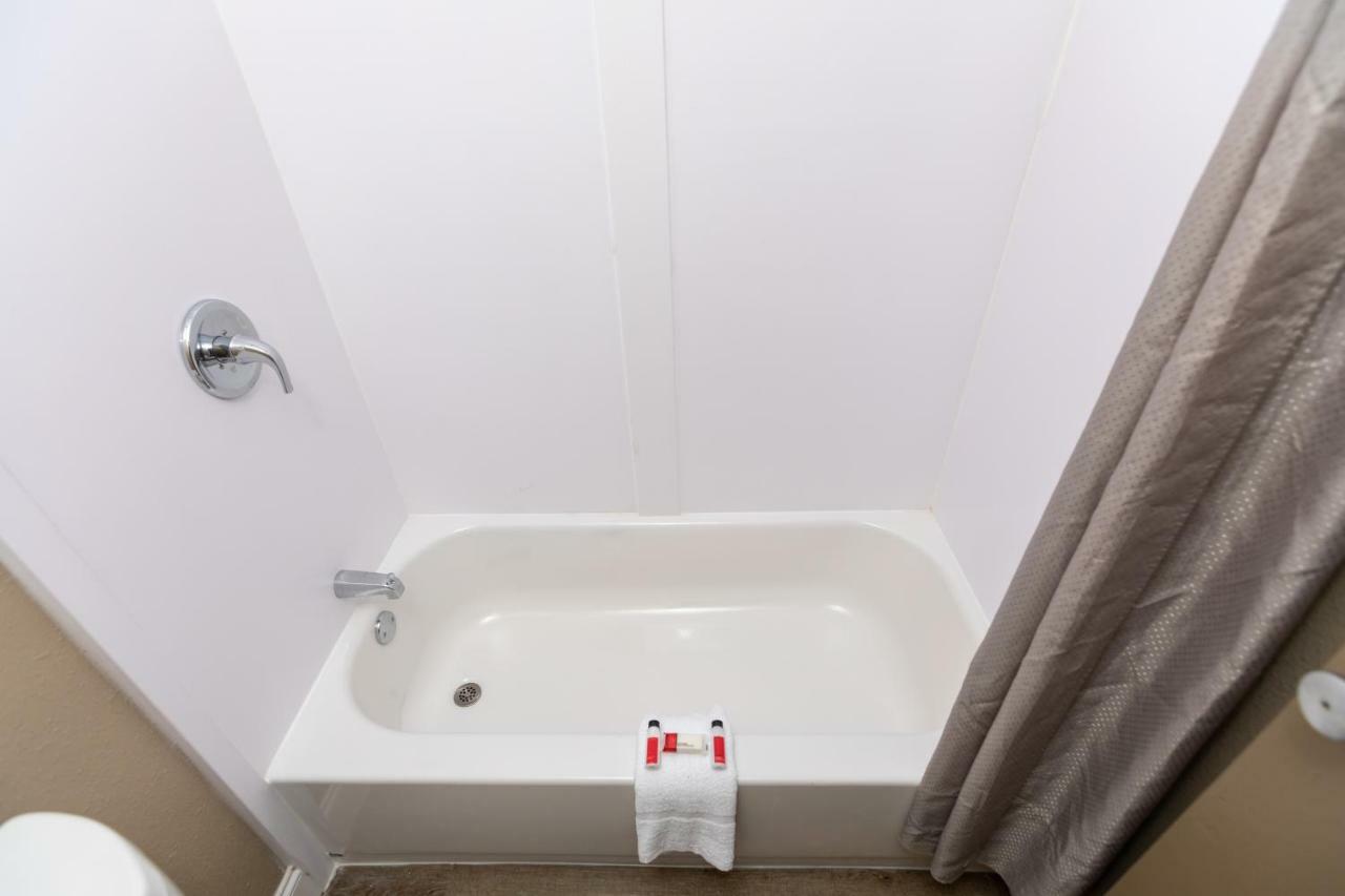 Super 8 By Wyndham Goldsboro Motel Luaran gambar