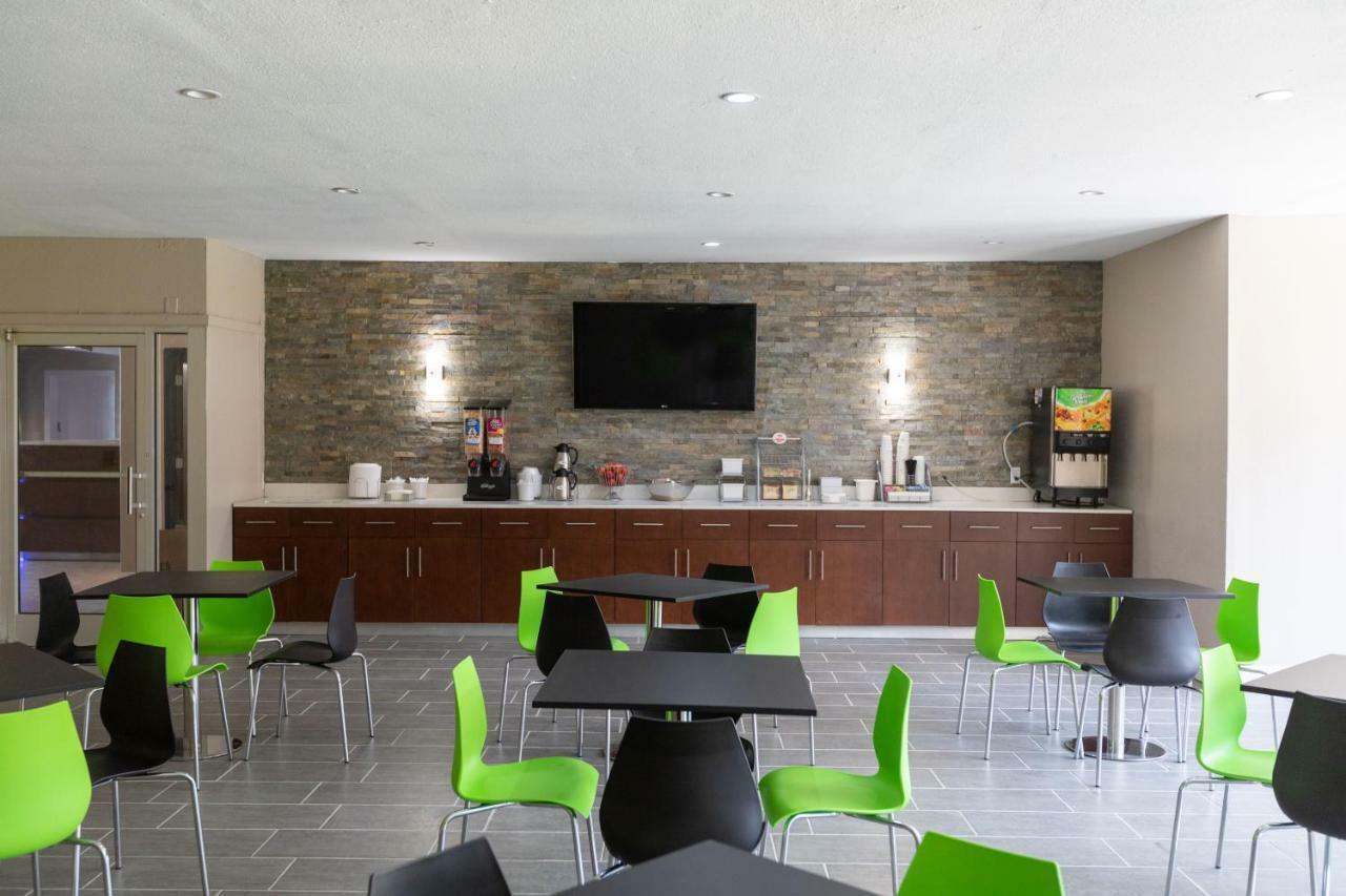 Super 8 By Wyndham Goldsboro Motel Luaran gambar
